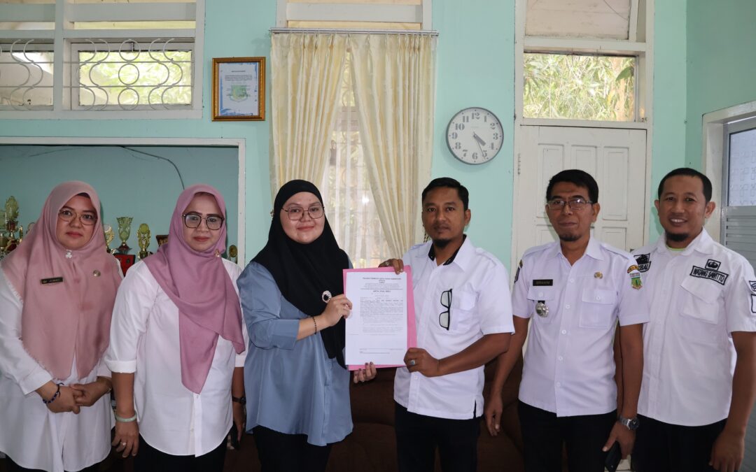 Kepala Bidang Informasi dan Statistik Dinas Komunikasi, Informatika, dan Persandian Kabupaten Pinrang, Narawiyanti V. Nasri, mewakili PPID Utama mendampingi Pemerintah Kecamatan Watang Sawitto dalam proses penyerahan informasi kepada pemohon informasi publik di Kantor Camat Watang Sawitto